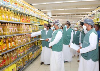 رئيس هيئة حماية المستهلك يتفقد أحد المراكز التجارية بمسقط