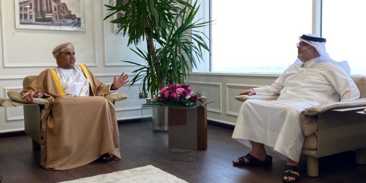 الشعيلي وعدد من المسؤولين القطريين بالدوحة يبحثون سُبل تعزيز التعاون بين السلطنة ودولة قطر