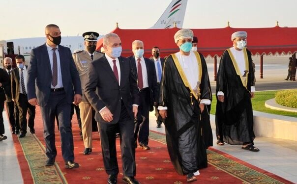 بالصور.. رئيس الوزراء الفلسطيني يصل إلى السلطنة