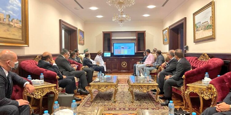 السلطنة توجه دعوة لعدد من المستثمرين المصريين