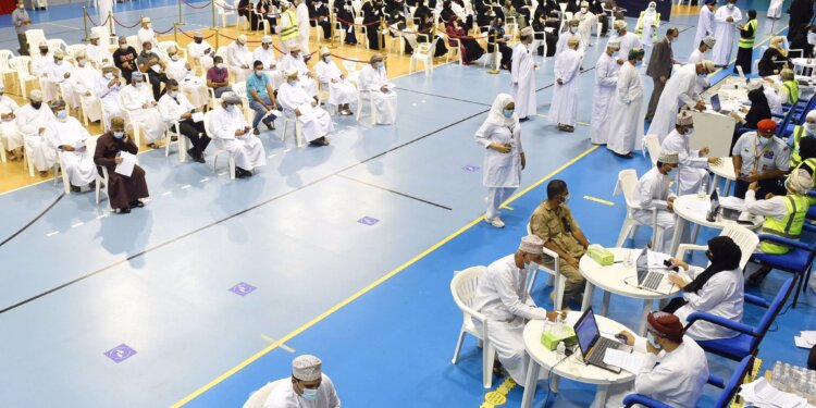 مراكز التحصين بجميع محافظات السلطنة تشهد إقبالًا جيدًا