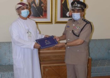 شرطة عُمان السلطانية تُكرم فريق البريمي الخيري