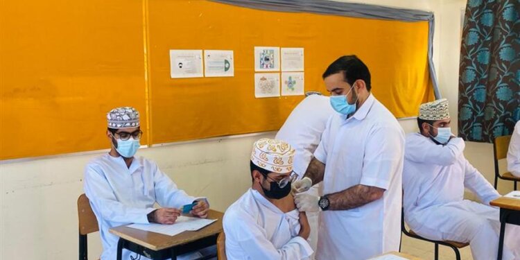 تواصل حملة تطعيم طلبة دبلوم التعليم العام بمحافظة الظاهرة