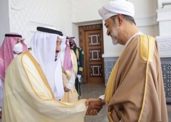 خادم الحرمين الشريفين يودع صاحب الجلالة