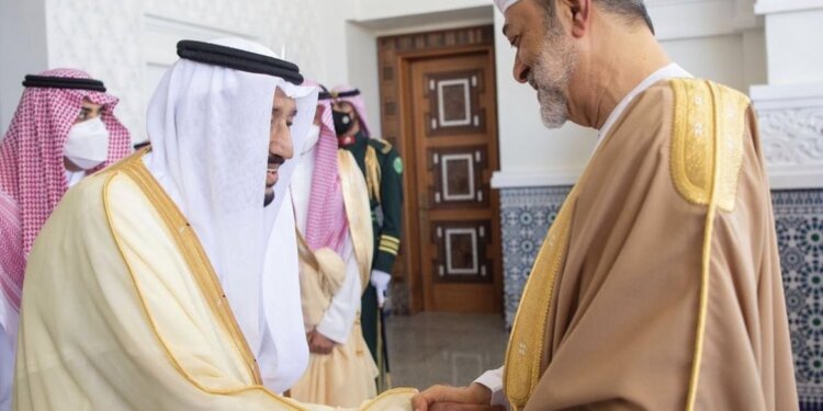 خادم الحرمين الشريفين يودع صاحب الجلالة