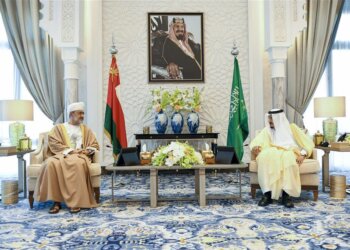 جلالة السلطان المعظم وخادم الحرمين الشريفين يتبادلان الأوسمة