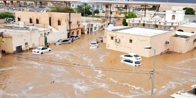 إدارة الحالات الطارئة بمحافظة شمال الباطنة تواصل جهودها جرَّاء الحالة المدارية