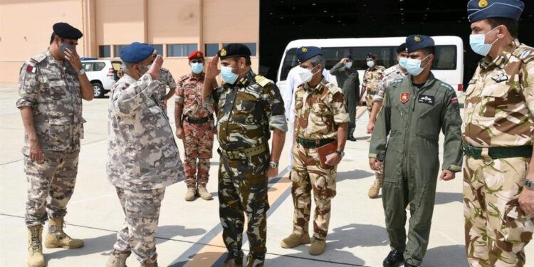 رئيس أركان القوات المسلحة بدولة قطر يغادر البلاد