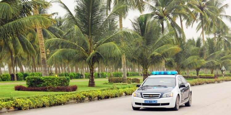 قيادة شرطة محافظة ظفار تواصل جهودها في جائحة كورونا خلال موسم صلالة السياحي 2021م