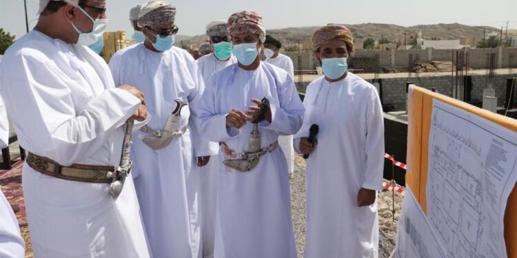 محافظ الداخلية يضع حجر أساس مشروع مركز الوفاء لتأهيل الأشخاص ذوي الإعاقة في ولاية أدم