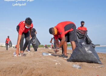 بمشاركة أكثر من ١٠٠ متطوع.. حملة تنظيف لأحد شواطىء ولاية المصنعة