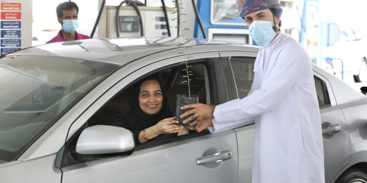 شركة النفط العُمانية للتسويق تشارك في المبادرة الوطنية لزراعة 10 مليون شجرة