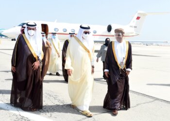 وزير خارجية البحرين يصل السلطنة