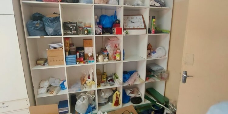 عمالة وافدة تمارس نشاط صياغة الذهب بدون ترخيص .. والبلدية تداهمهم