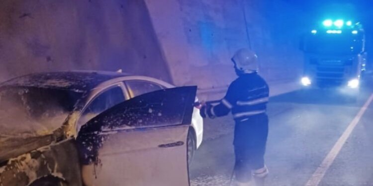 الدفاع المدني يتعامل مع حريق شب في مركبة