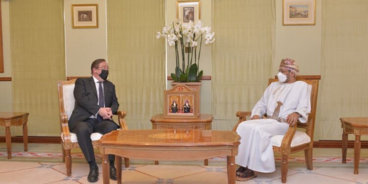 وزير الخارجية يستقبل سفير المملكة المتحدة لبريطانيا وإيرلندا الشمالية المعتمد لدى السلطنة