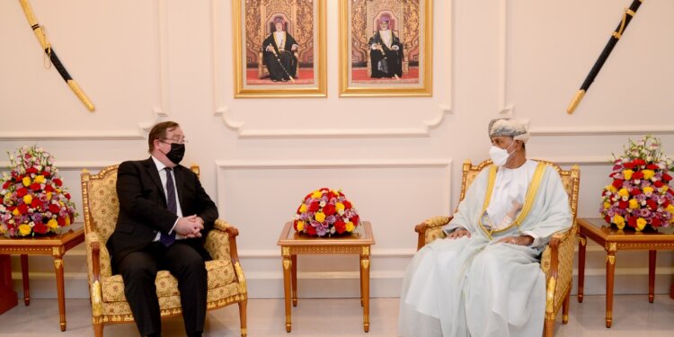 سمو السيد شهاب بن طارق يستقبل السفير البريطاني