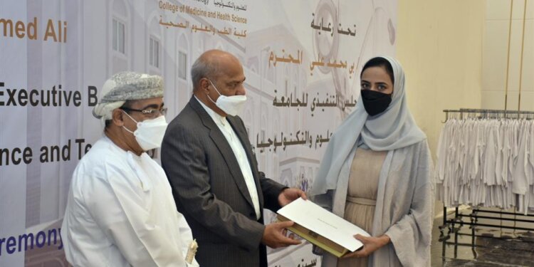 الجامعة الوطنية تحتفل بارتداء المعطف الأبيض للأطباء