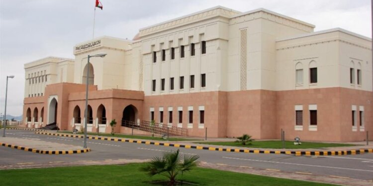 تدريب أكثر من 10 آلاف متدرب بالمعهد العالي للقضاء بنزوى