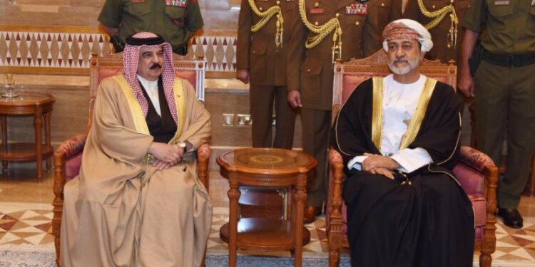 ملك مملكة البحريـن يُعزي جلالة السلطان