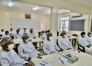 تعليمية البريمي تنظم ورشة صياغة الأهداف وإعداد الخطط