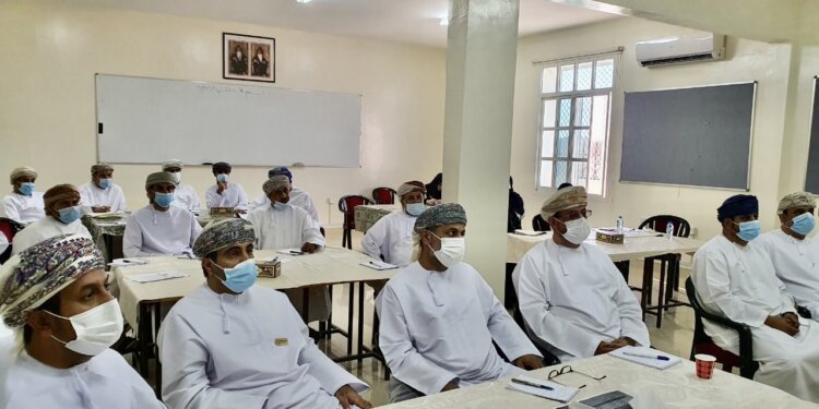 تعليمية البريمي تنظم ورشة صياغة الأهداف وإعداد الخطط