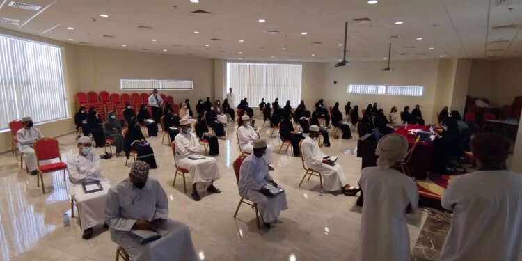 نجحت في زيادة نسبة التعمين .. بدء الدراسة في كلية عمان للإدارة والتكنولوجيا