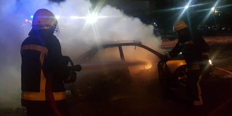 إخماد حريق شب في مركبة