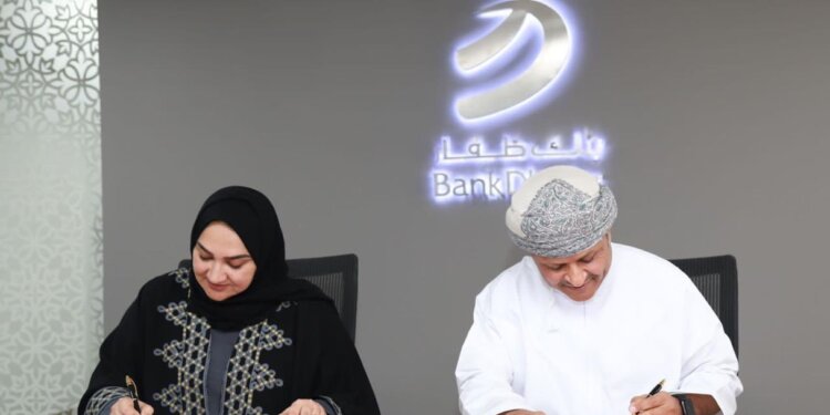 بنك ظفار يتبرع بـ 500 ألف ريال عُماني لدعم منازل المتضررين من شاهين
