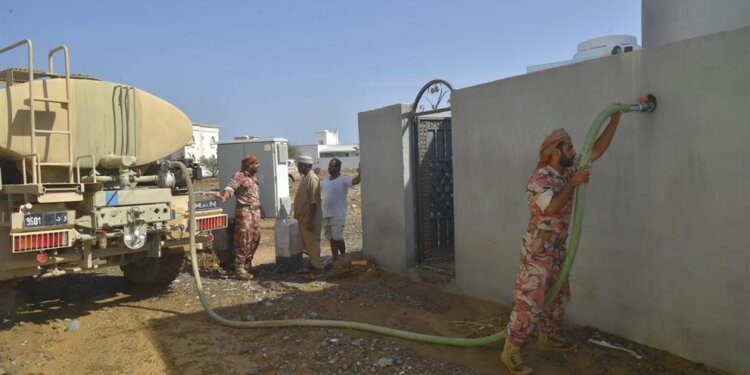 الجيش السلطاني العُماني يزود المواطنين والمقيمين بولايتي السويق والخابورة بالمياه الصالحة للشرب