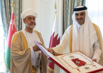 جلالة السُلطان ⁧‫وسمو الشيخ تميم يتبادلان الأوسمة