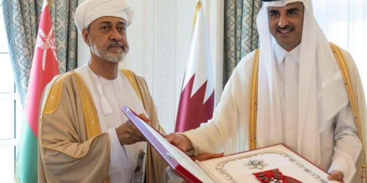 جلالة السُلطان وسمو الشيخ تميم يتبادلان الأوسمة