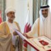 جلالة السُلطان ⁧‫وسمو الشيخ تميم يتبادلان الأوسمة