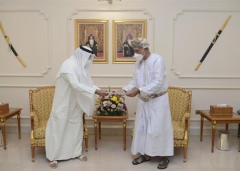 نائبُ رئيس الوزراء لشؤون الدفاع يتسلّم رسالة خطيّة من وزير الدولة لشؤون الدفاع بدولة الإمارات العربية المتحدة