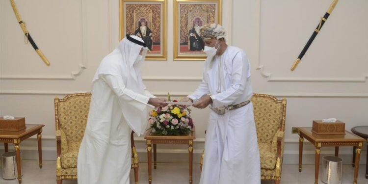 نائبُ رئيس الوزراء لشؤون الدفاع يتسلّم رسالة خطيّة من وزير الدولة لشؤون الدفاع بدولة الإمارات العربية المتحدة
