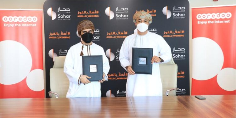 صحار الدولي يوقع مذكرة تفاهم مع فودافون عُمان