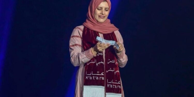 شاعرة عُمانية تُتوَّج بلقب شاعر الرسول في الشعر الفصيح