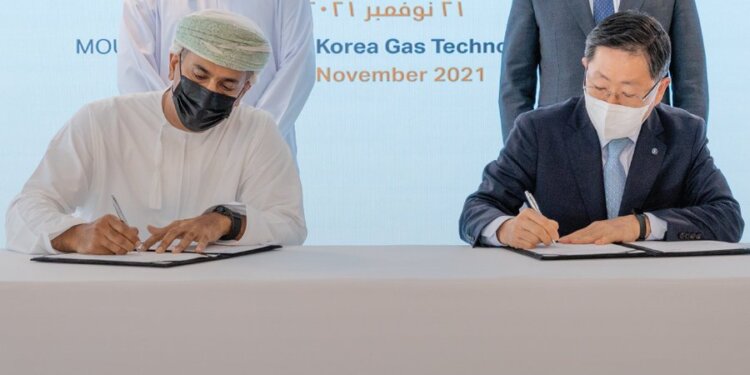 توقيع مذكرة تفاهم في صناعة الهيدروجين الأخضر وتطوير تجربة إنتاجه في سلطنة عُمان
