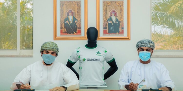 تنمية نفط عمان توقع اتفاقية رعاية مع فريق همم للمغامرات