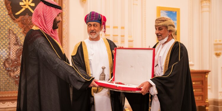 جلالةِ السُّلطان يمنح الأمير محمد بن سلمان وسام عُمان المدني من الدرجة الأولى