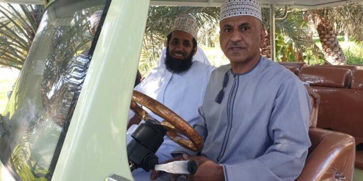 “قمم” تُطلق التجربة الأولى لتشغيل العربات السياحية