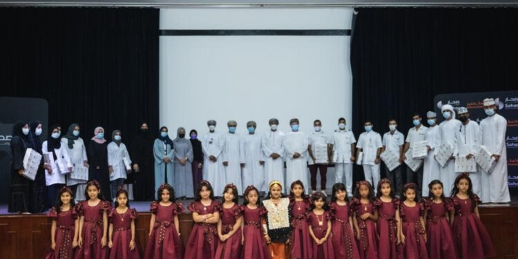 صحار الدولي يقدم الدعم لطلبة كلية عمان للعلوم الصحية برعاية أجهزة الحاسب الآلي المحمول
