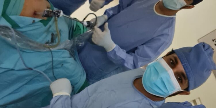 فريق طبي عماني ينجح في إجراء عملية إصلاح للحجاب الحاجز عن طريق المنظار