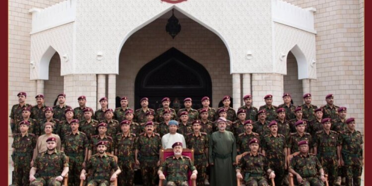 جلالة السلطان يتفضل بزيارة سامية كريمة للحرس السلطاني العُماني