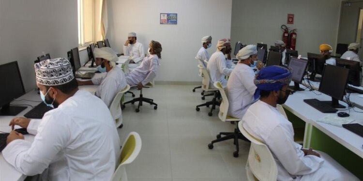 “العمل” تُجري اختبارات للباحثين عن عمل في جامعة التقنية والعلوم التطبيقية بنزوى