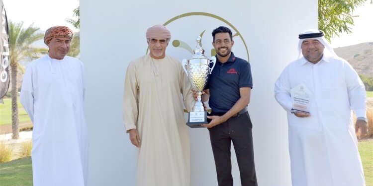 عزان الرمحي يتوج بلقب بطولة عُمان الدولية للجولف