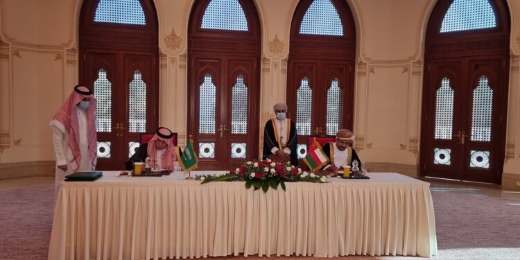 التوقيع على مذكرات تفاهم في المجال الإعلامي العُماني والسعُودي