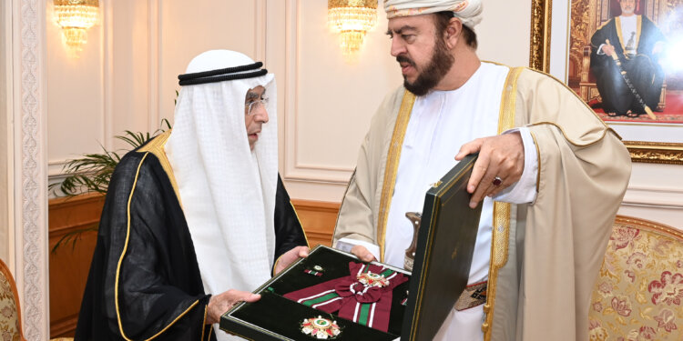 جلالة السلطان المعظم يمنح وسامًا