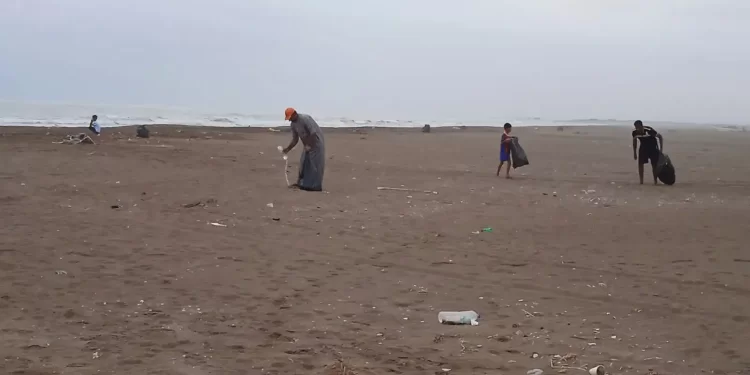 معاً نسارع في الخيرات.. انطلاق فعالية “شواطئ شناص تبتهج بنظافتها”
