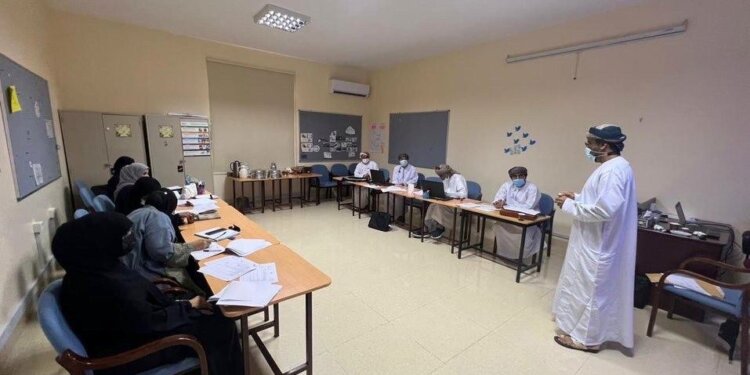 البرنامج التدريبي لمشرفي الإدارة المدرسية بتعليمية البريمي